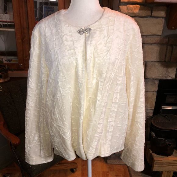 Koret size Large winter white jacket with beautiful clasp fully lined EUC - Picture 1 of 5